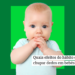 Bebê com os dedos de ambas as mãos na boca, chupando os dedos