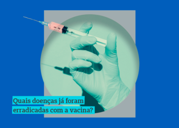 Imagem de uma mão segurando uma seringa com vacina.