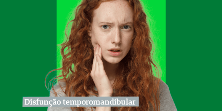 Mulher ruiva sofre com DTM