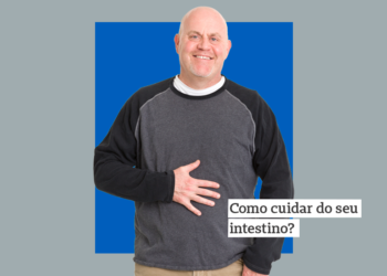 homem branco careca sorrindo com a mão tocando a barriga, e o texto 'como cuidar do seu intestino' escrito.