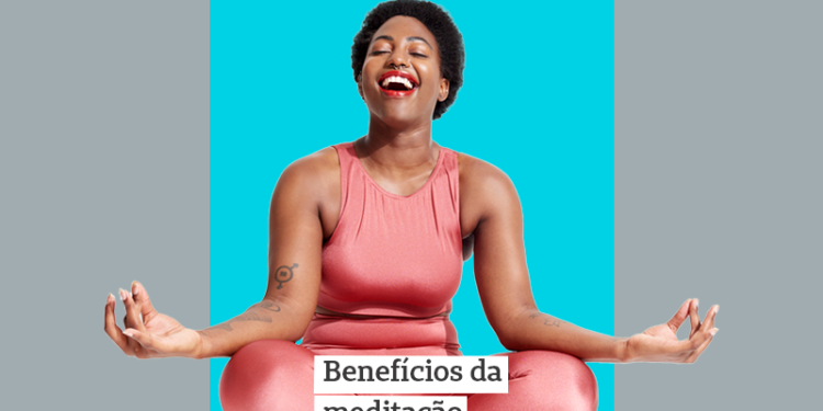 Mulher sentada com as pernas cruzadas em posição de meditação e as mãos, uma de cada lado, apoiadas sobre os joelhos com as pontas dos polegares e dos indicadores se encostando.