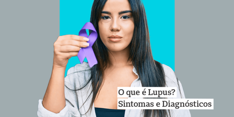 Mulher segura fitinha roxa cor da campanha de conscientização do Lúpus