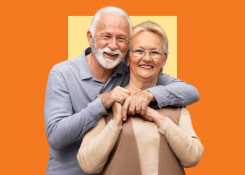 casal de idosos abraçados e sorrindo, capa do conteúdo sobre como funciona a previdência privada