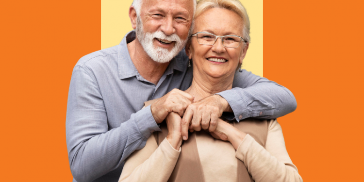 casal de idosos abraçados e sorrindo, capa do conteúdo sobre como funciona a previdência privada