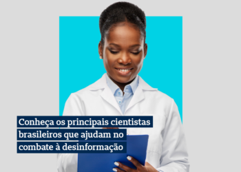 mulher com jaleco branco sorrindo e escrevendo em uma prancheta