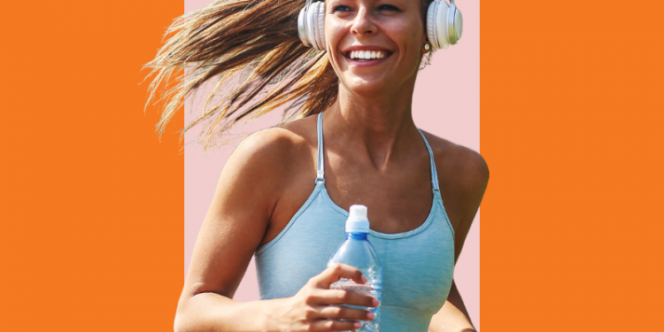 mulher correndo com uma garrafinha de água na mão, adotando um hábito importante para conseguir ter uma vida mais saudável. Capa do conteúdo que fala sobre como ter uma vida mais saudável, inspirado no dia mundial da saúde