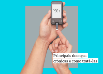 duas mãos segurando um medidor de glicose que está medindo a glicose da pessoa, com o texto "principais doenças crônicas e como tratá-las"
