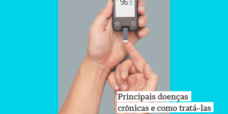 duas mãos segurando um medidor de glicose que está medindo a glicose da pessoa, com o texto "principais doenças crônicas e como tratá-las"