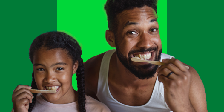 uma menina, criança, e um adulto escovando os dentes lado a lado, ilustrando o conteúdo sobre o horário ideal para escovar os dentes, antes ou depois do café da manhã