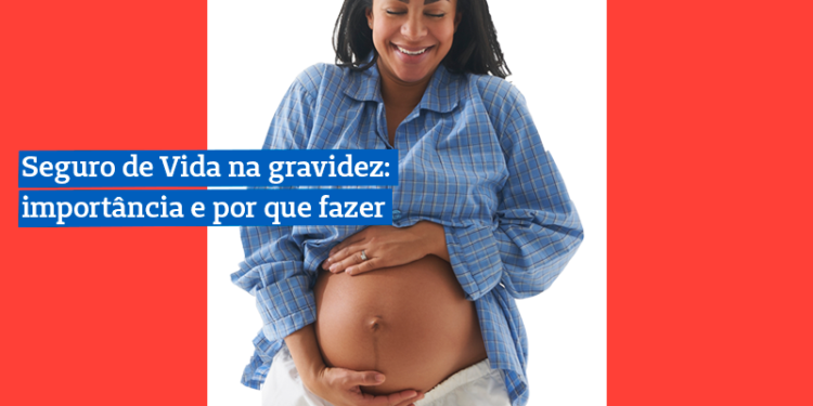 Mulher gestante com as mãos na barriga enquanto sorri. Há o escrito "seguro de vida na gravidez: importância e por que fazer"