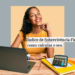 mulher sorrindo com o dedo no queixo, sentada a uma mesa com cadernos, notebook e calculadora, com a legenda "índice de sobrevivência financeira: como calcular o seu"