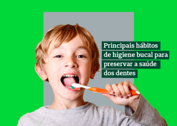 criança escovando a língua, com o texto "principais hábitos de higiene bucal para preservar a saúde dos dentes"