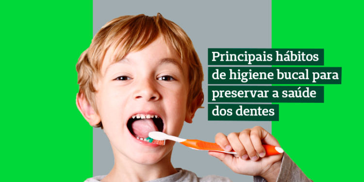 criança escovando a língua, com o texto "principais hábitos de higiene bucal para preservar a saúde dos dentes"