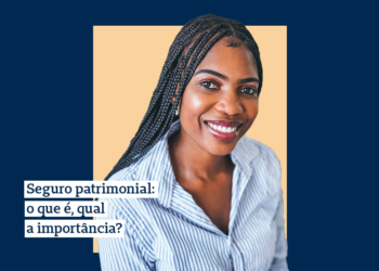mulher sorrindo com o escrito "seguro patrimonial: o que é, qual a importância?"