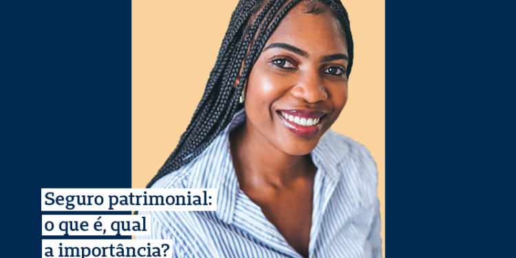 mulher sorrindo com o escrito "seguro patrimonial: o que é, qual a importância?"