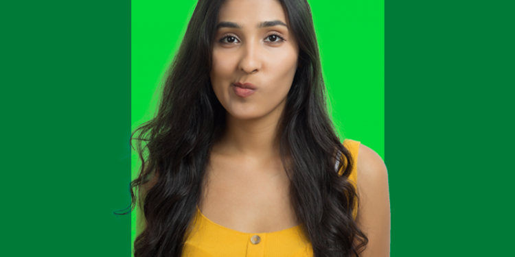 mulher de cabelos escuros e longos, com expressão incomodada, como se estivesse com gosto de ferro na boca