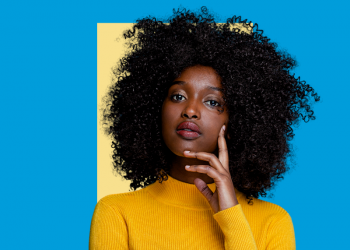 mulher, negra, com mão no rosto contemplando os benefícios do seguro de vida