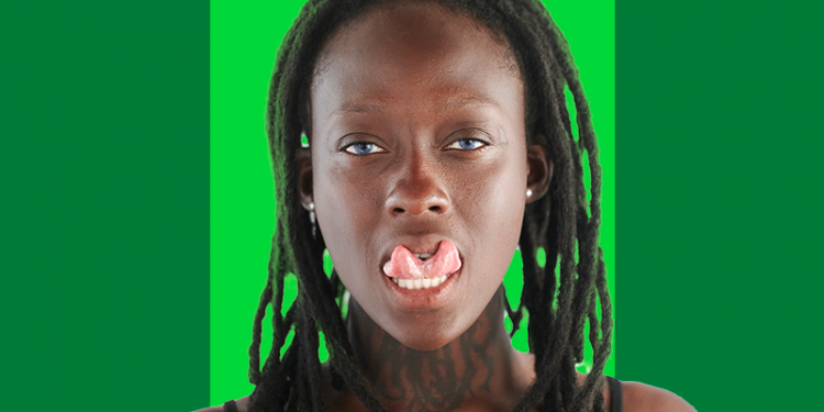 pessoa negra com a língua bifurcada