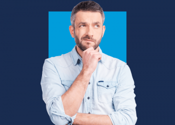 homem com braço cruzado e mão no queixo, capa do conteúdo sobre seguro por morte acidental