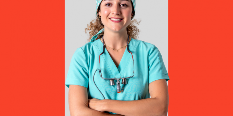 mulher, profissional dentista, uniformizada, sorrindo, capa do conteúdo sobre má oclusão dentária