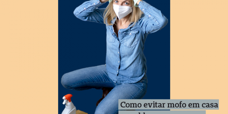 mulher ajoelhada ao chão, com produto de limpeza na frente dela. Ela usa máscara e está com as mãos, com luvas, na cabeça, com expressão de susto. Há o escrito "como evitar mofo em casa e problemas que causa"