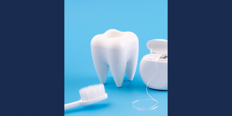 imagem de uma escova de dentes ao lado de um dente branco, capa do conteúdo sobre mucosite oral
