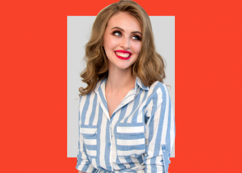 mulher de camisa listrada sorrindo, capa do conteúdo sobre seguro de vida para terceiros