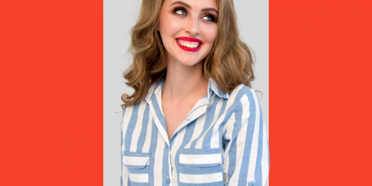 mulher de camisa listrada sorrindo, capa do conteúdo sobre seguro de vida para terceiros