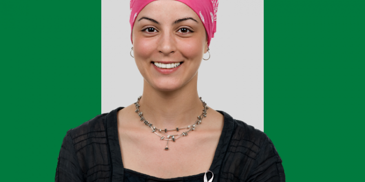 mulher com lenço na cabeça, paciente de quimioterapia, msotrando os dentes, capa do conteúdo sobre a quimioterapia estraga os dentes