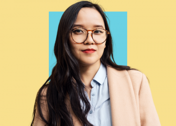 mulher de óculos de grau e cabelos longos com um meio sorriso para a foto, capa do conteúdo sobre a diferença entre seguro de vida e acidentes pessoais