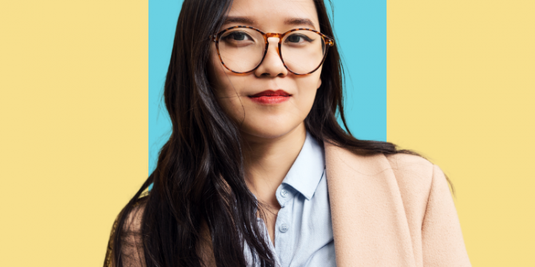 mulher de óculos de grau e cabelos longos com um meio sorriso para a foto, capa do conteúdo sobre a diferença entre seguro de vida e acidentes pessoais