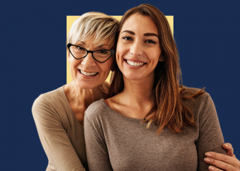 idosa e mulher se abraçando e sorrindo, capa do conteúdo sobre como acionar o seguro de vida