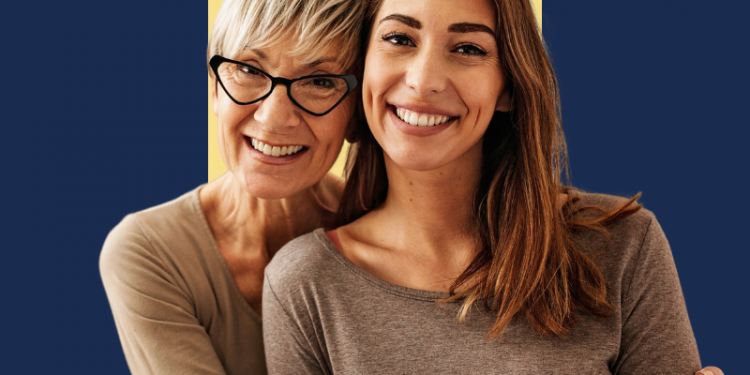 idosa e mulher se abraçando e sorrindo, capa do conteúdo sobre como acionar o seguro de vida