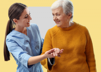 Mulher, jovem, andando ao lado e de mãos dadas com uma idosa, capa do conteúdo sobre como prevenir o Alzheimer