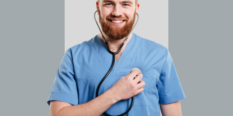 Médico sorrindo com o estetoscópio sob o próprio coração, ilustrando o conteúdo sobre como prevenir o infarto