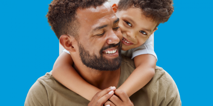 Adulto sorrindo para uma criança em suas costas, ambos com os dentes brancos, capa do conteúdo sobre qual a frequência ideal para check-up odontológico