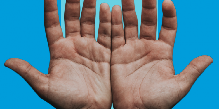 mãos juntas com as palmas expostas, ilustrando o conteúdo sobre o que é doença de Parkinson