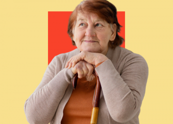 mulher idosa com as mãos sobre o rosto olhando o horizonte, capa do conteúdo sobre principais sintomas do alzheimer