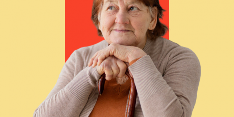 mulher idosa com as mãos sobre o rosto olhando o horizonte, capa do conteúdo sobre principais sintomas do alzheimer