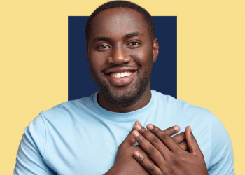 homem com as duas mão sob a região do coração, sorrindo. Capa do conteúdo sobre o que é seguro de vida