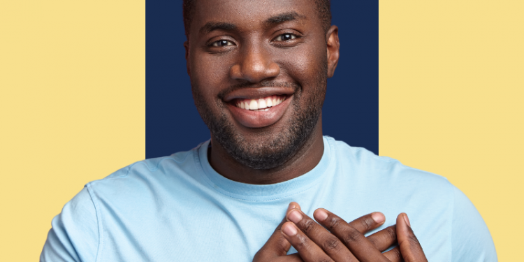 homem com as duas mão sob a região do coração, sorrindo. Capa do conteúdo sobre o que é seguro de vida