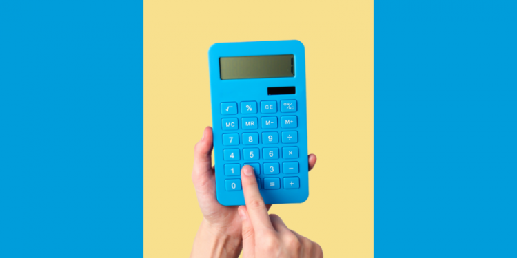 imagem de uma pessoa interagindo com uma calculadora, capa do conteúdo sobre previdência privada ou inss