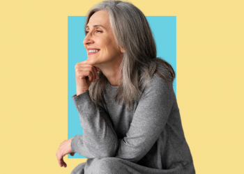 mulher, de cabelos longos, idosa, olhando para o lado e sorrindo com a mão no queixo, capa do conteúdo sobre previdência privada ou seguro de vida