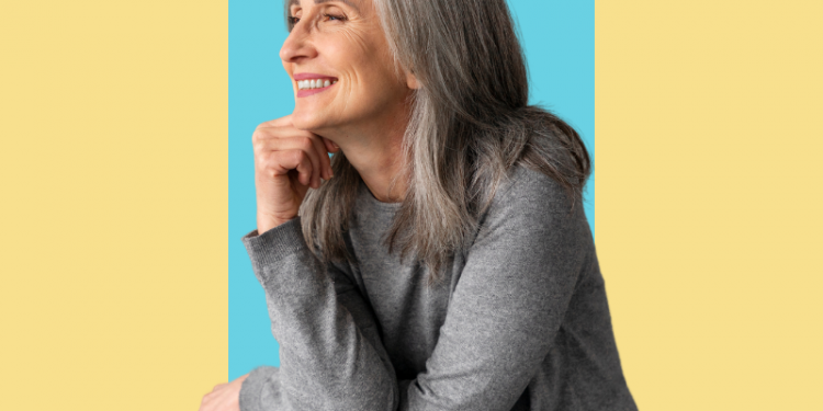 mulher, de cabelos longos, idosa, olhando para o lado e sorrindo com a mão no queixo, capa do conteúdo sobre previdência privada ou seguro de vida