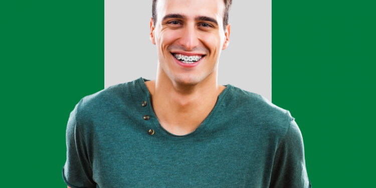 homem sorrindo usando aparelho autoligado