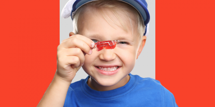 criança sorrindo com um aparelho móvel na mão