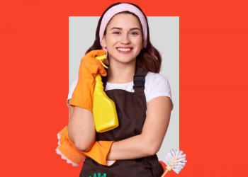 mulher com luvas de limpeza e tiara na cabeça, capa do conteúdo sobre como funciona seguro de vida para doméstica