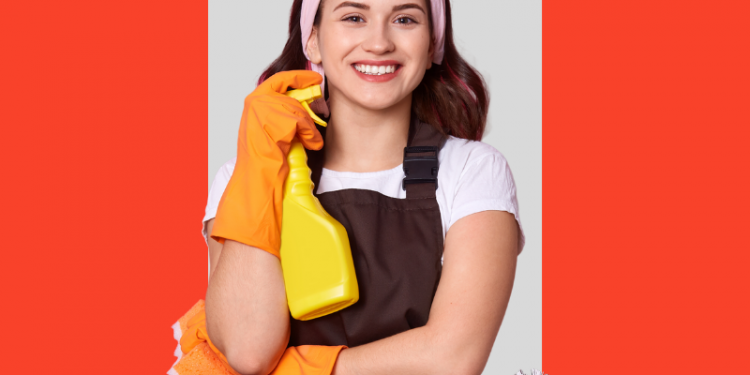 mulher com luvas de limpeza e tiara na cabeça, capa do conteúdo sobre como funciona seguro de vida para doméstica