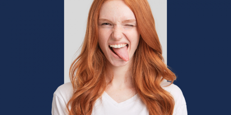 mulher com a língua ardendo, mostrando-a e fazendo careta