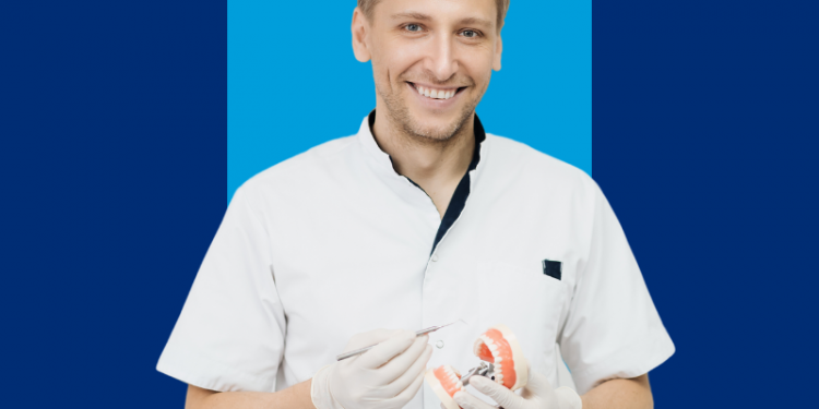 especialista em odonto analisando uma obturação dentária em uma dentadura em suas mãos